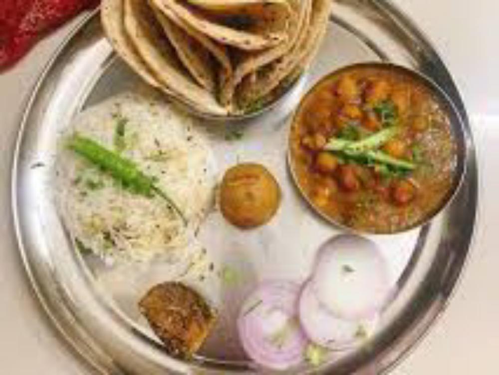 Chhole( Kabuli Chana), 5 Prathe, Salad, Achar