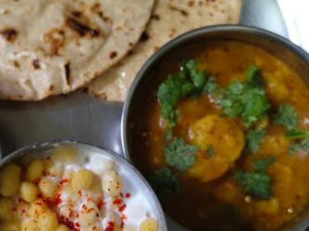 Bundi ka Raytha Aalu Chole ki Sabzi 4roti Aam ki Chatni, Salad