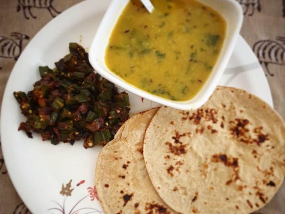 Udad Chane ki Daal Bhindi ki Sabzi Six Roti Raita Salad