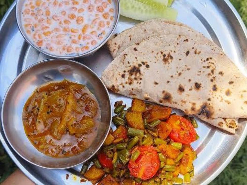 Aloo Beans Tamato ki Sabzi, Hari Mirch Hara Pudhina Tamatar ki Mix Chutney 5 Taba Roti Salad, Achar