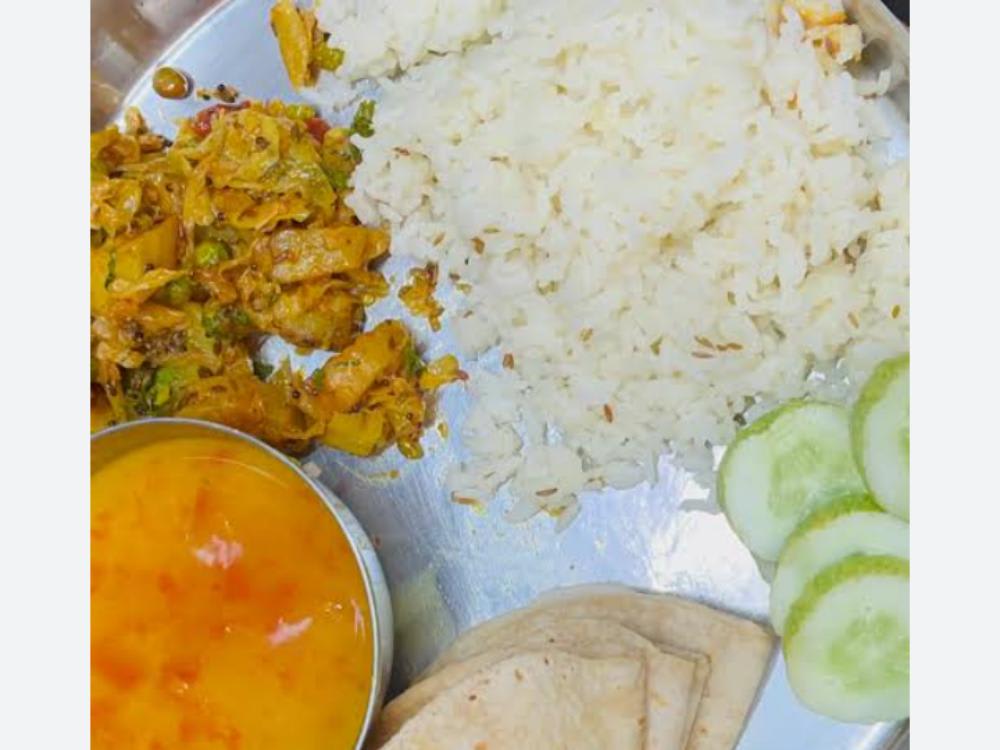 Daal Rice Patta Gobhi ki Sabzi 4roti Salad and Raytha