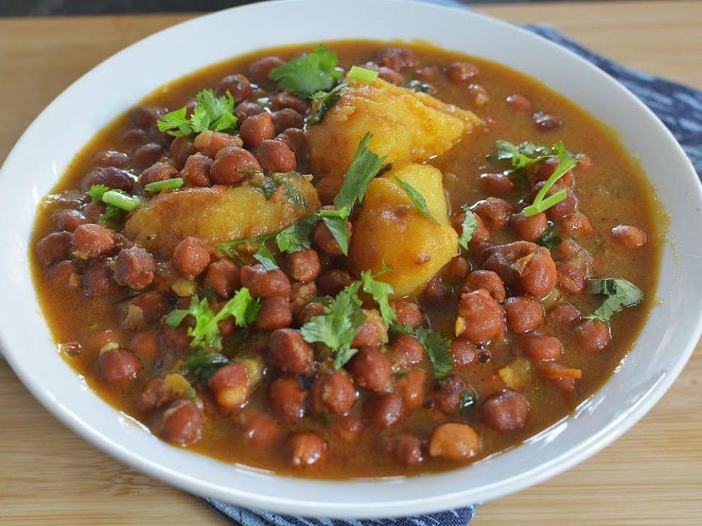 Desi Kala Chana and Aloo Sabzi, 5 Tava Rotis, Salad, Achar