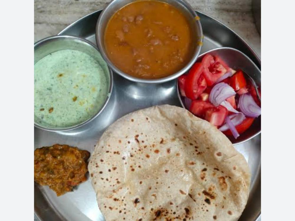 Aalu Rajma ki Sabzi Bundi ka Raita Salad Four Roti
