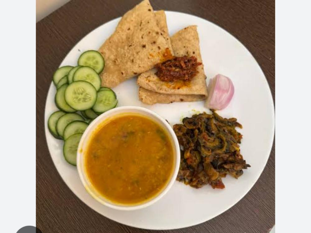 Karele ki Sabzi Masood Chane ki Daal Six Roti Salad