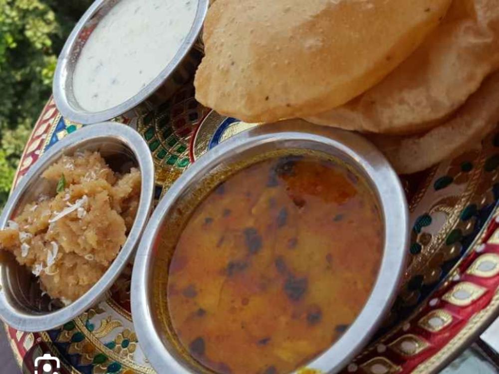 Suji ka Halva Aalu Tamatar ki Sabzi Five Puri Raita