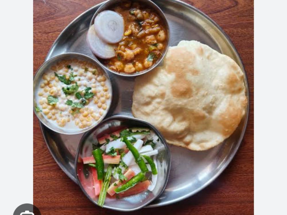 Chhole ki Sabzi Bundi ka Raita Five Puri Salad