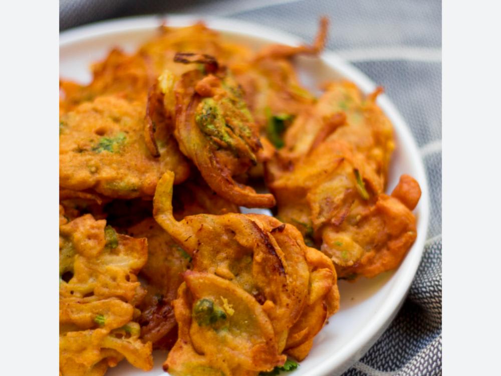 Aloo Pyaaz Pakodi with Sauce