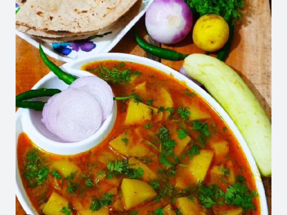 Aalu Tamatar ki Sabzi Raita Salad Six Roti