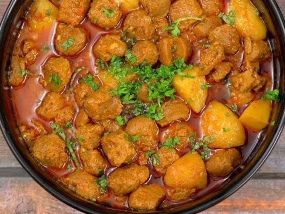 Aloo Soyabean Tamatar ki Sabzi, 5 Taba Roti, Salad, Aachar