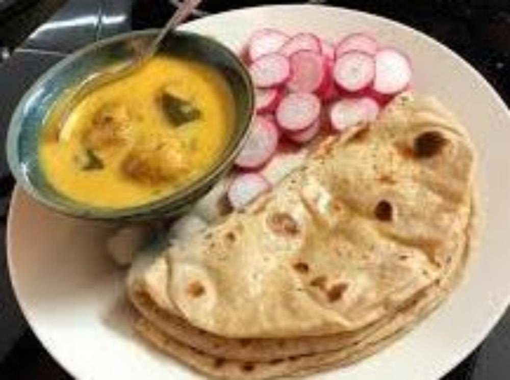 Palak Pkode ki Kadi with 5 Roti Salad