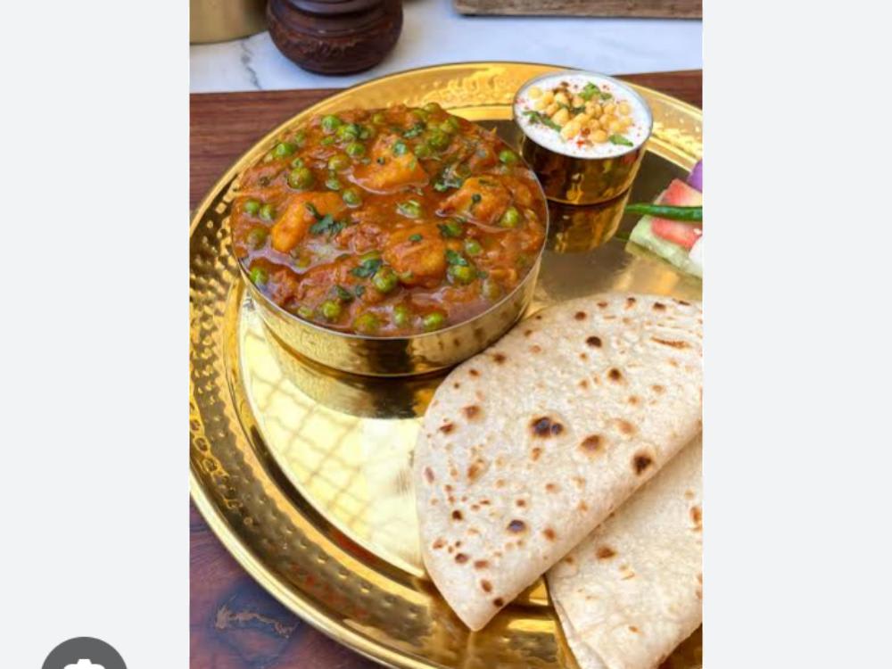 Aalu Matar Tamatar ki Sabzi Four Roti Bundi ka Raita Salad