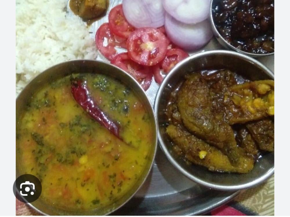 Daal Rice Karele ki Sabzi Aalu Matar ki Sabj5 Roti Saladi