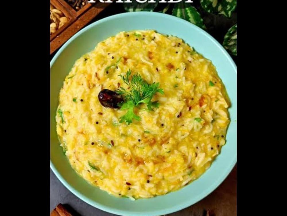 Pili Khichdi Dahi