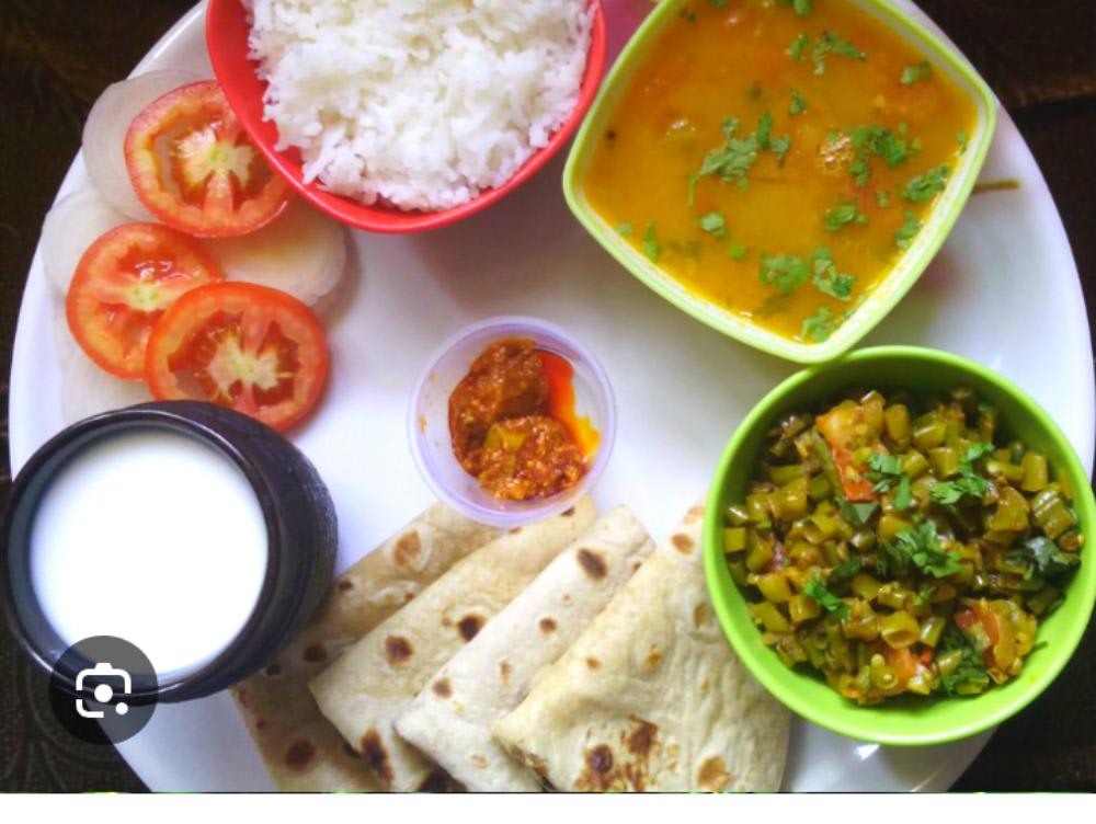 Gwal ki fali ki sabji daal chawal 4 roti salad rayta