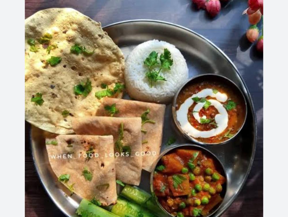 Aalu matar ki sabji udad chane ki daal chawal 4 roti salad