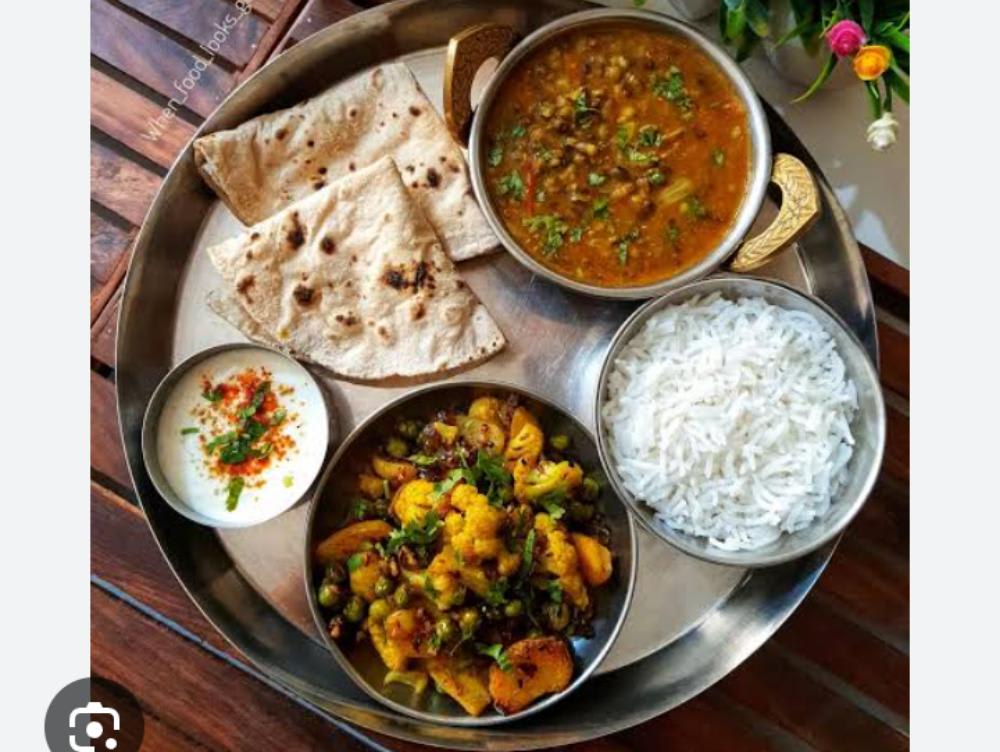 Aalu gobhi ki sabji daal chawal 4 roti salad