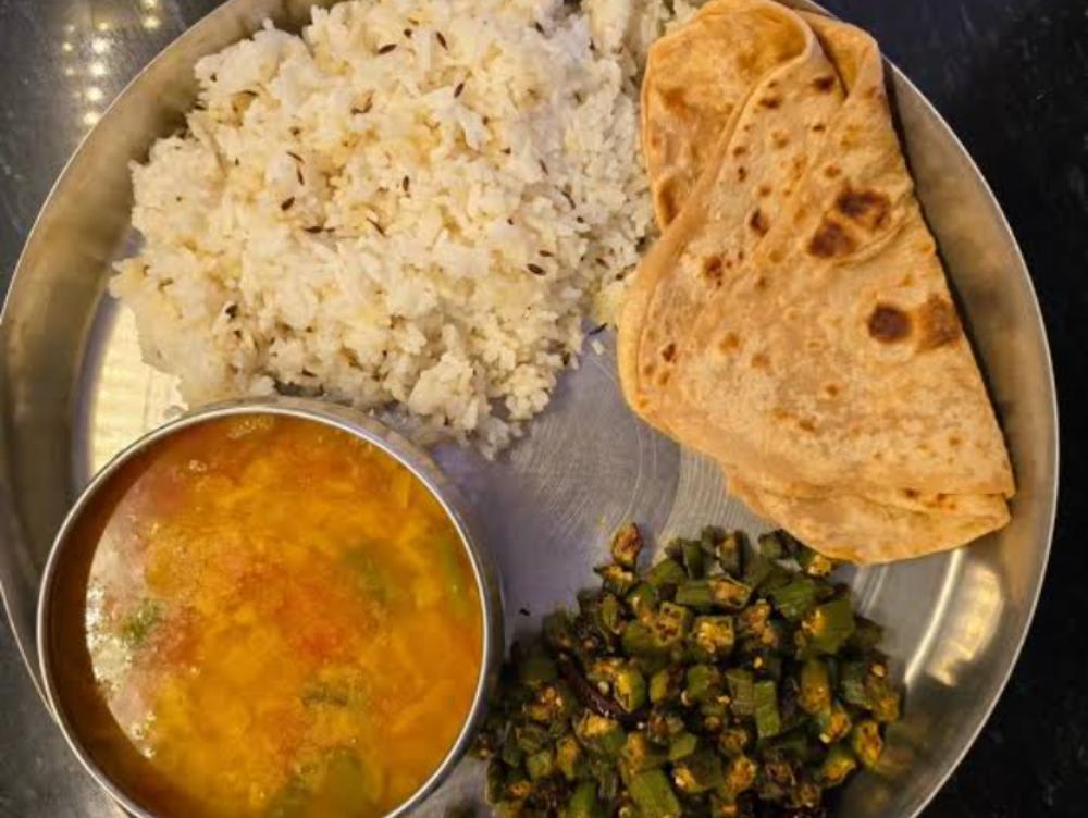Daal chawal bhindi ki sabji 4roti salad