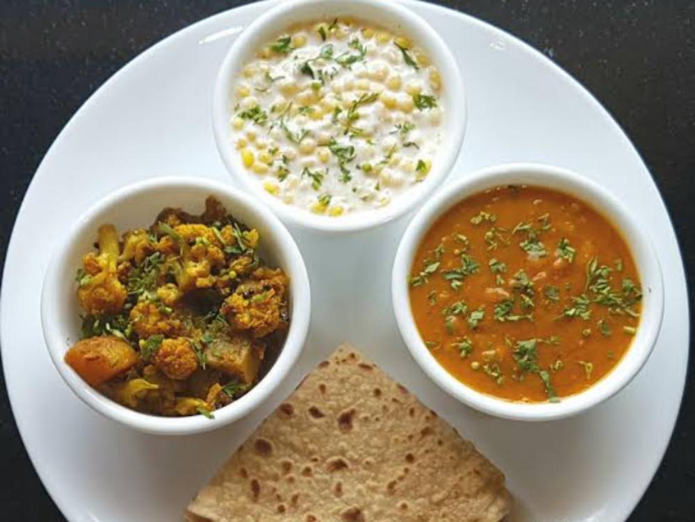 Aalu gobhi ki sabji chhole 5 roti salad Bundi ka rayta