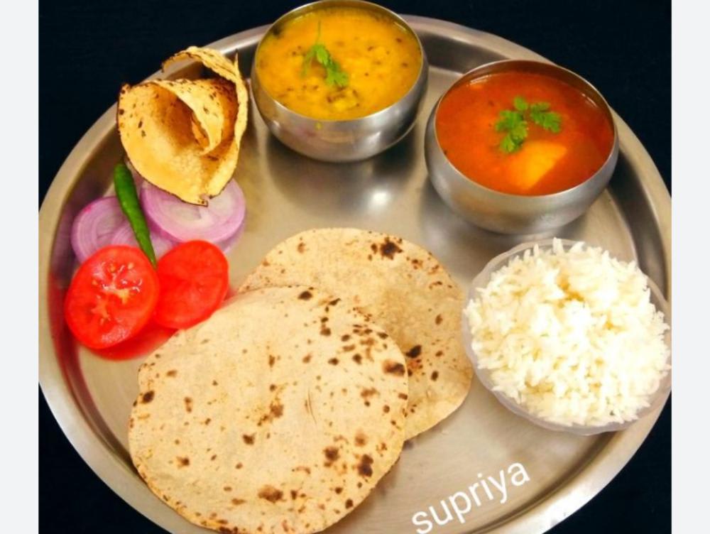Kadhi chawal aalu matar ki sabji 4 roti salad