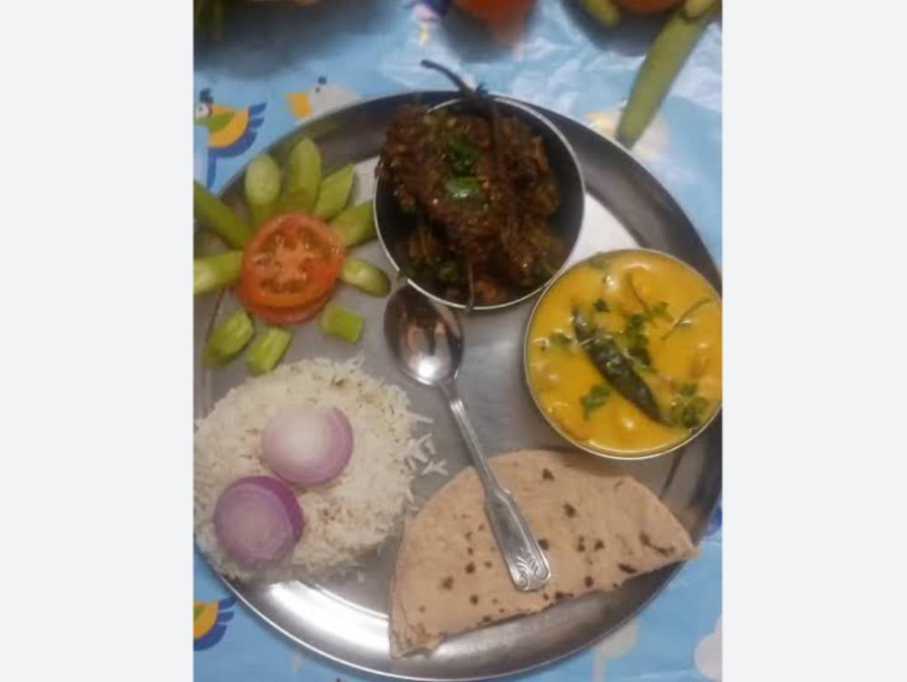 Kadhi chawal Aalu baingan ki sabji 5 roti salad