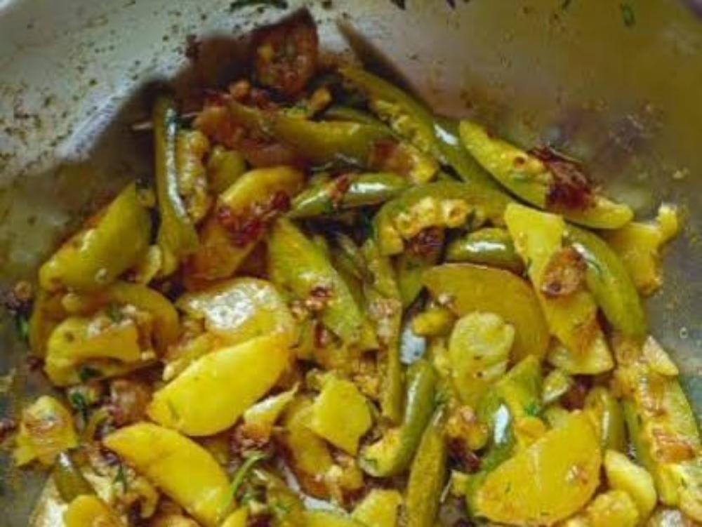 ALOO PERMAL TAMATAR KI BHUJIA , 5 TABA ROTI, ACHAR, SALAD