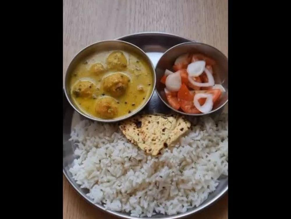 kadhi Pakoda chawal with 5 Roti Aur salad