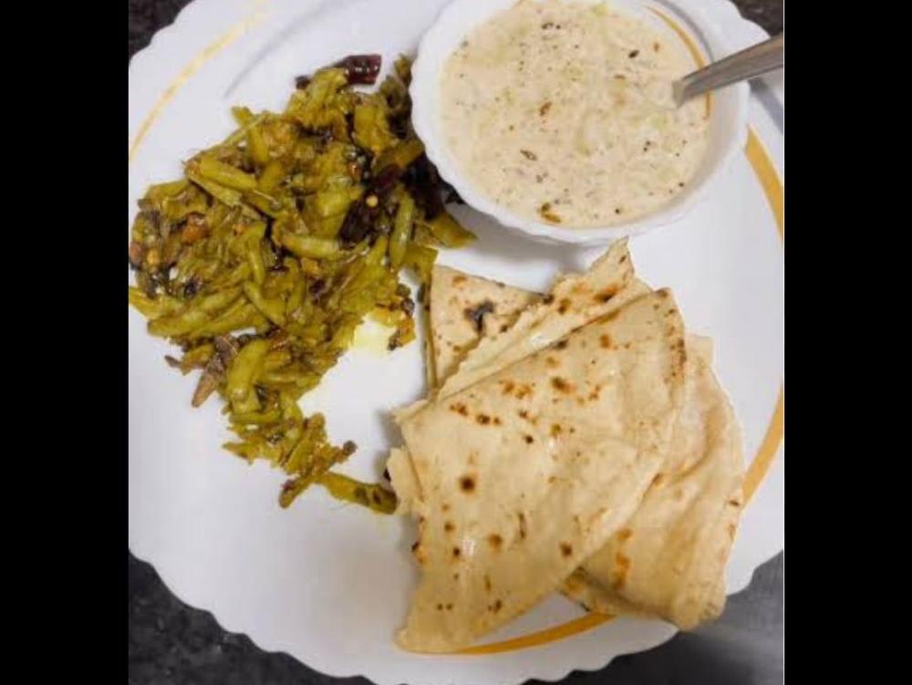 Gwal Ki fali Roti 4 salad rayta
