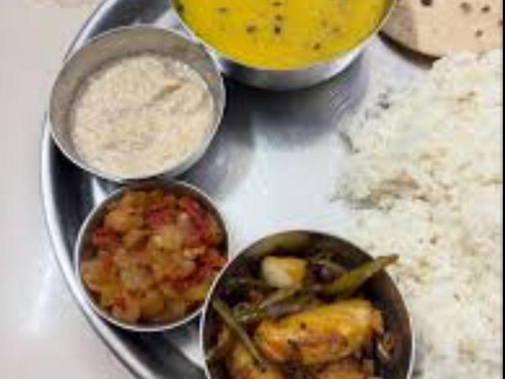Kchnar ki sbji. Bhindi ki sbji. Dal. Chaval. Roti