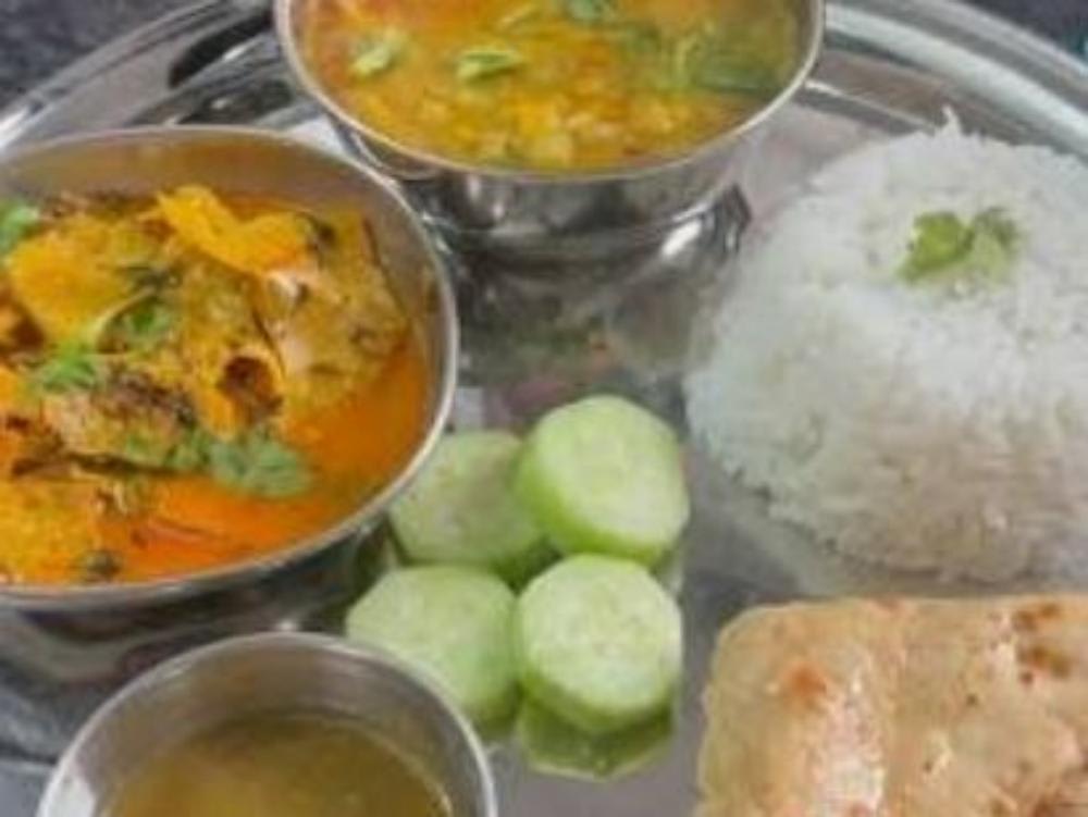 Kddu ki sbji. Aalu nutry ki sbji. Dahi. 6 roti. Chaval