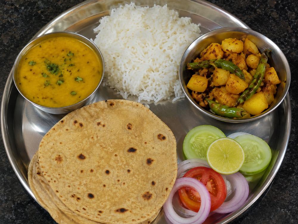 Udad chana ki daal chawal aalu ki bhujiya 4 roti salad