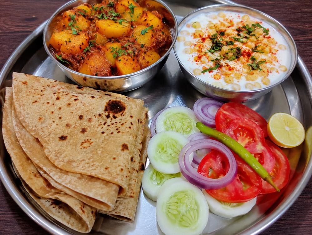 Matar ki sabji Bundi kar raha tha 6 roti salad