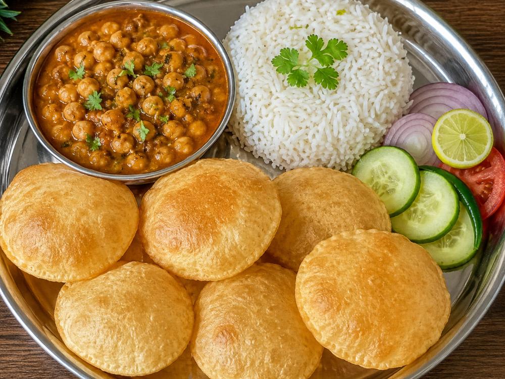 Chole chawal Bundi ka rayta 6 Puri salad 🥗