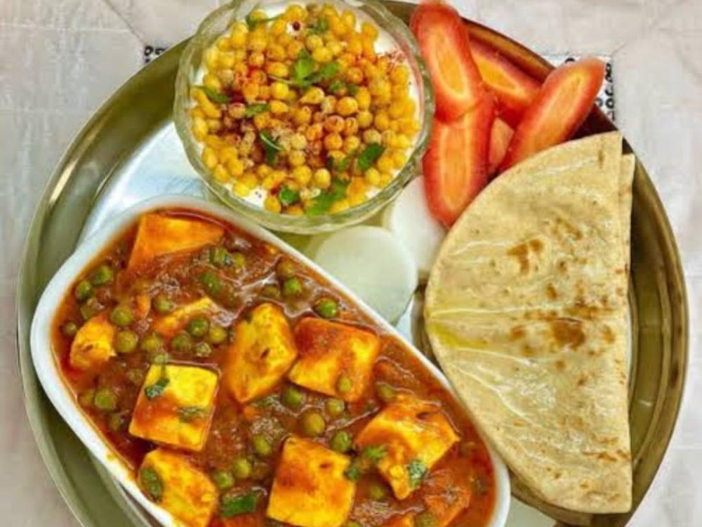 Matar paneer ki sabji Bundi ka rayta 5 pani k haath kiroti aur salad