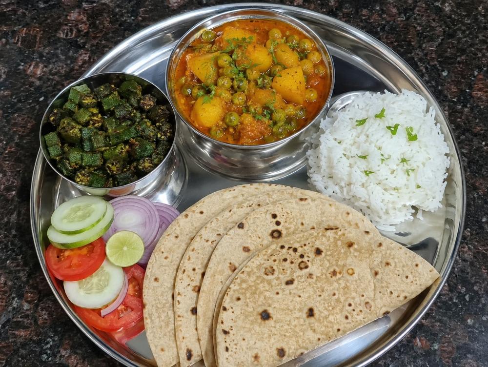 Aalu matar ki sabji chawal bhindi ki sabji 4 roti salad 🥗