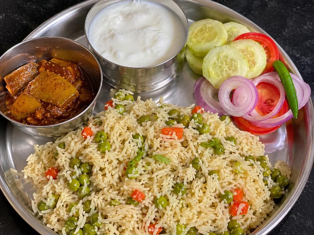 Matar pulav dahi sauce aam ka Achar