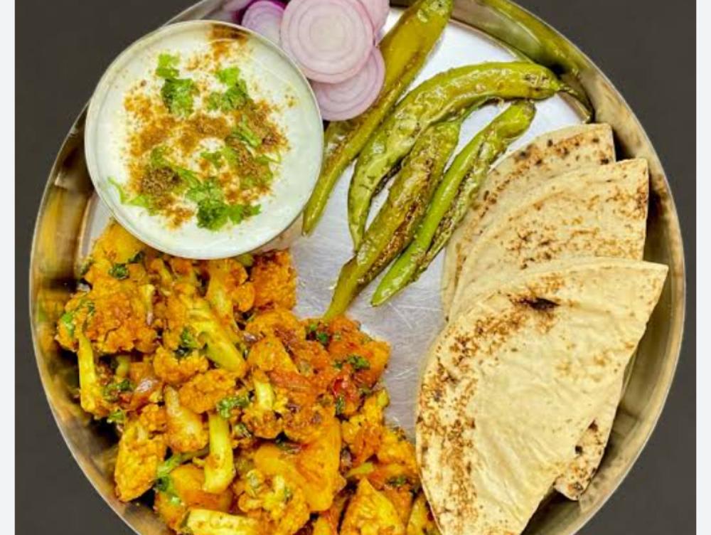 Aalu phoolgobhi ki sabji Bundi ka rayta 6 roti salad 🥗