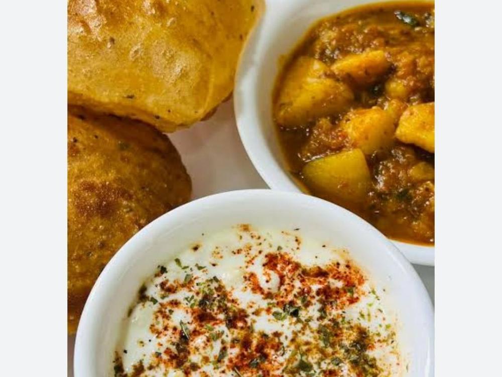 Aalu tamatar ki sabji 6 puri rayta salad