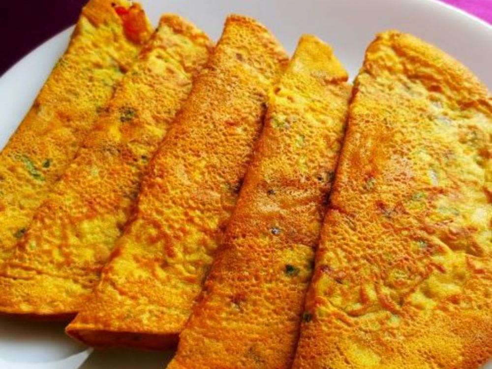 Besan ka cheela 2 red sauce