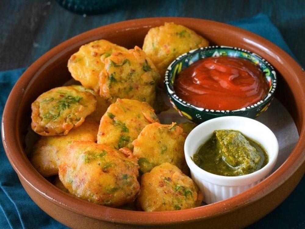 Aalu pakodi and ketchup