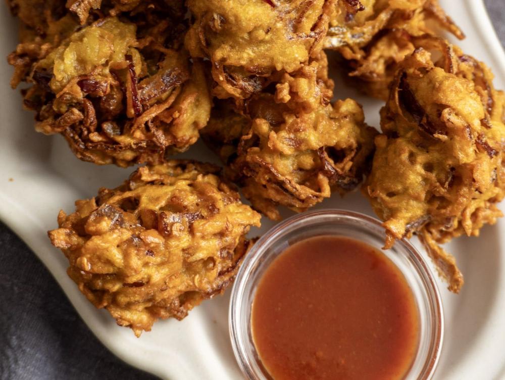 Aloo pyaj pakode and ketchup