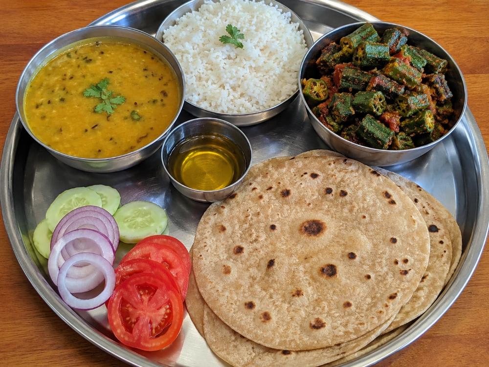 Daal Chawal bhindi ki sabji 4 roti salad 🥗