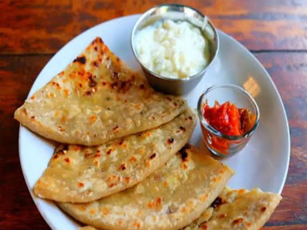 Aalu Ke paraathe 4 dahi