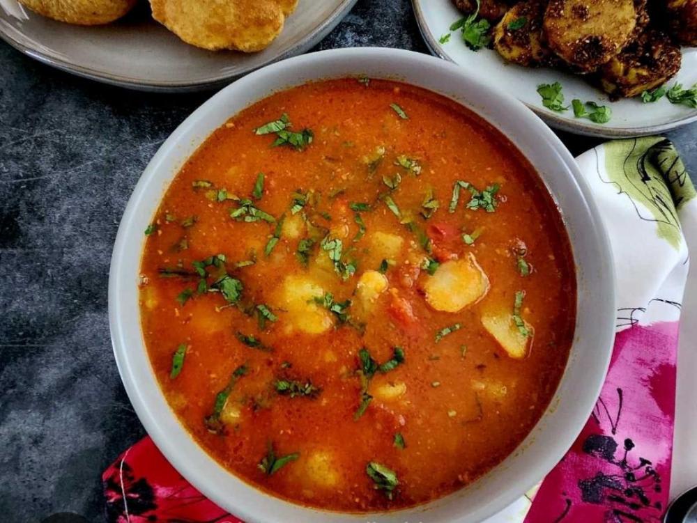 Aalu tamatar ki sabji chawal 2 roti  , salad