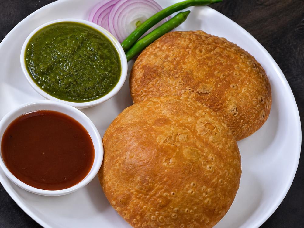 5 aalu ki kachori dahi sauce