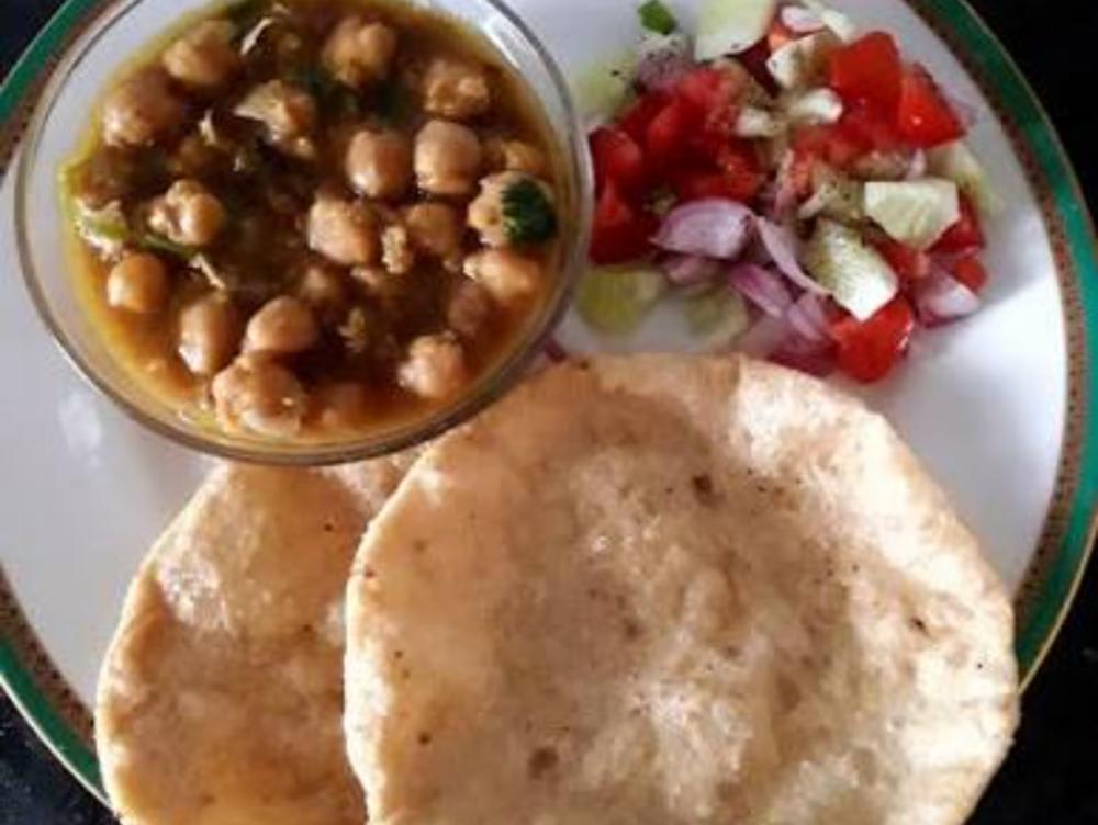 Aalu chole ki sabji 5 puri salad