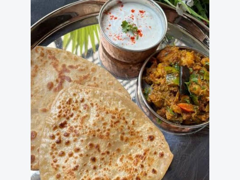 Shimla mirch paraanthe rayte ki plate