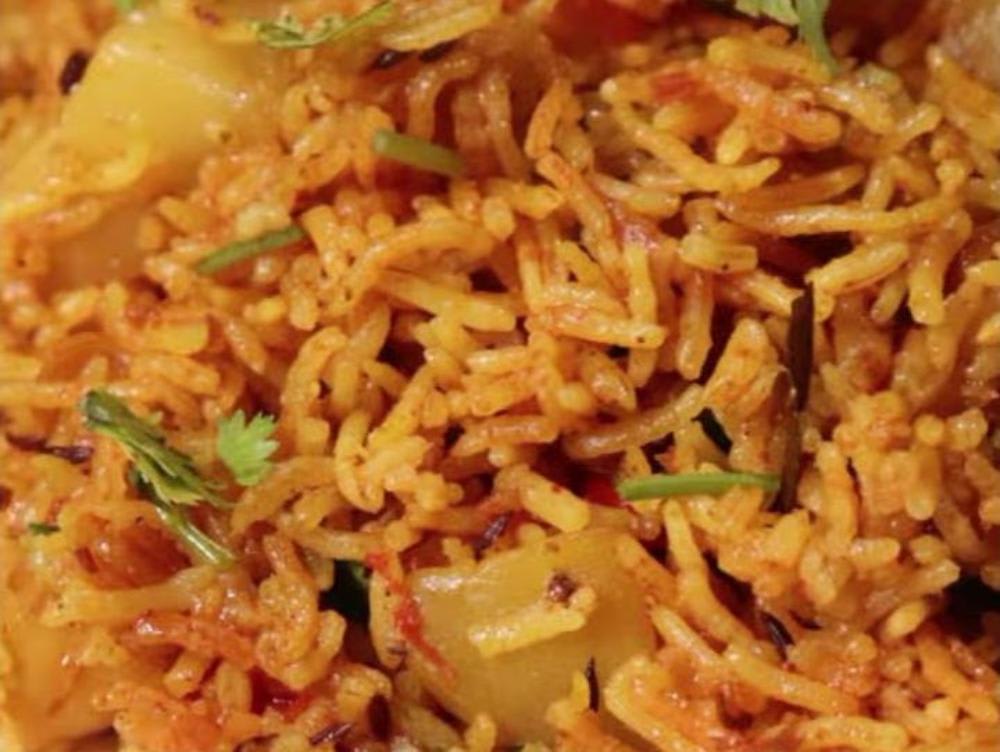 Phulao pili chawal khichdi