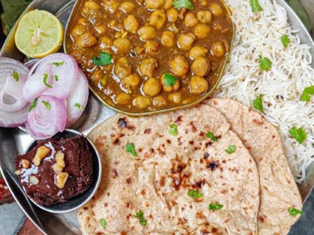 Chhole chawal 4roti ,salad aur rayta