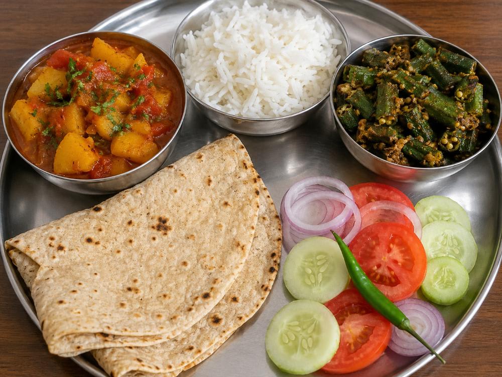 Chhole chawal bhindi ki sabji 4 roti salad 🥗