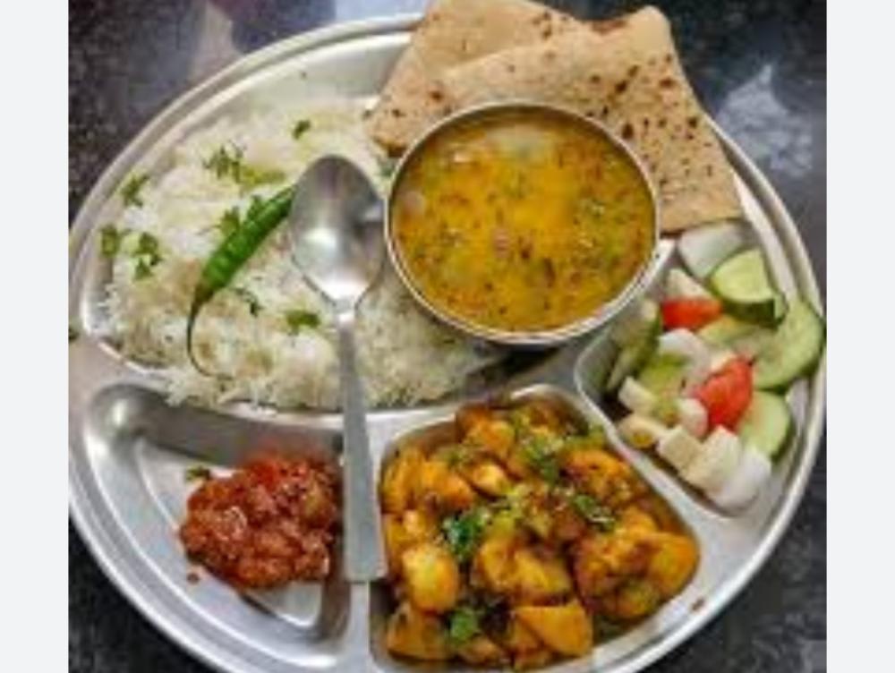 Dal chawal aalu gobhi ki sabji 4 roti salad 🥗